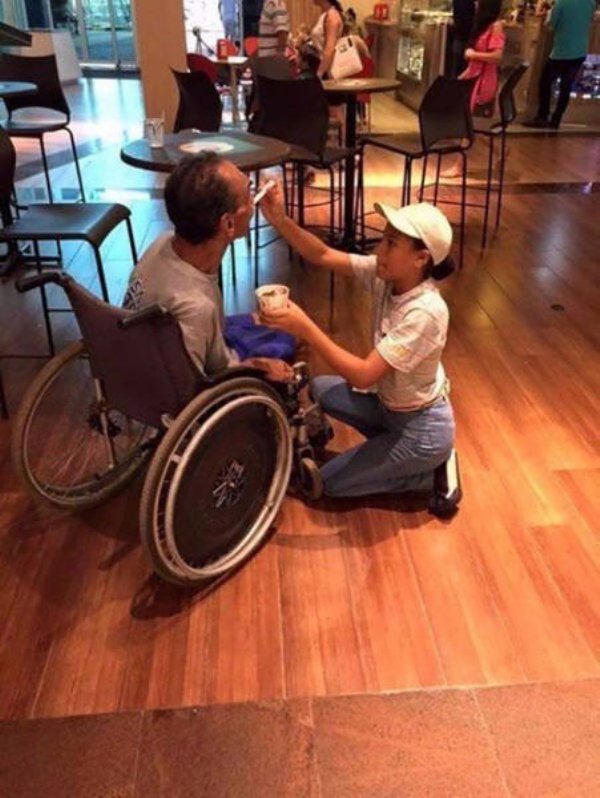 heartwarming mcdonalds employee feeding