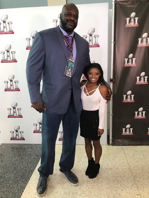 4’8″ Olympic gymnast Simone Biles standing next to 7’1″ Shaq