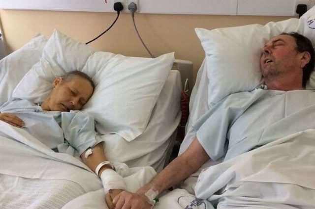 Teenagers’ heartbreaking photo of their terminally ill parents’ last moments together holding hands in hospital