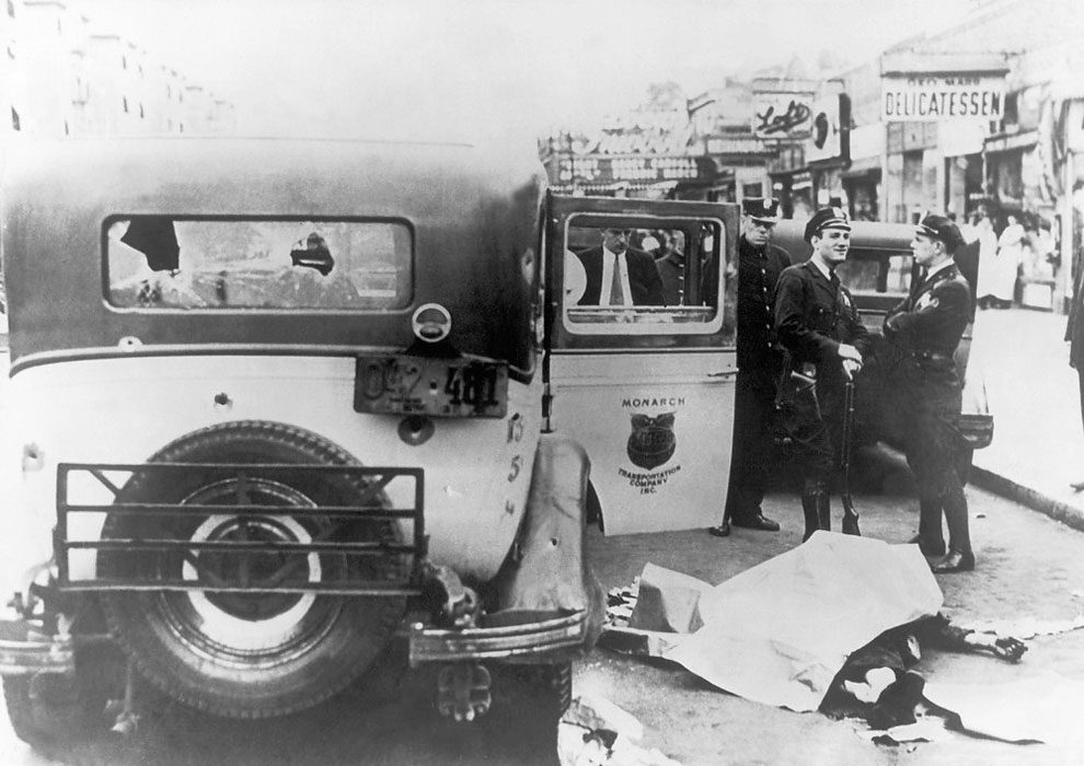 A car riddled with bullet holes belonging to New-York gangsters, in 1933. After a police chase, the criminals were arrested by policemen who had fired a hundred shots at their car
