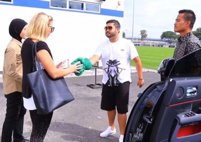 Malaysian Crown Prince Tunku Ismail mocked religious hardliners in Malaysia by wearing Hulk Hands to shake hands, after being told to wear gloves when shaking hands with women.

“Islam is about love and respect and not about judging others, especially when it involves hatred,” he said in a posting on the Johor Southern Tigers Facebook page on Monday.
Tunku Ismail said he was raised to abide by the teachings of the Quran and was not a hypocrite unlike some Malaysians.
“At least I’m real and not a hypocrite and the people of Johor know who their Ruler is. I don’t pretend to wear a jubah (Arabian attire) but behind closed doors be addicted to drugs and neither am I a gambling junkie.