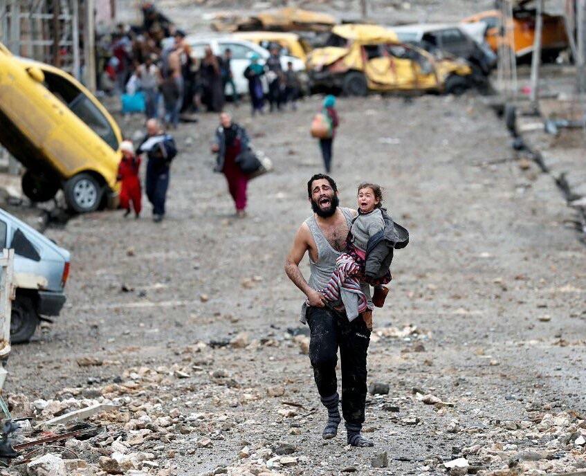 This is Iraq. A father and daughter screaming in despair, while fleeing fighting in Mosul