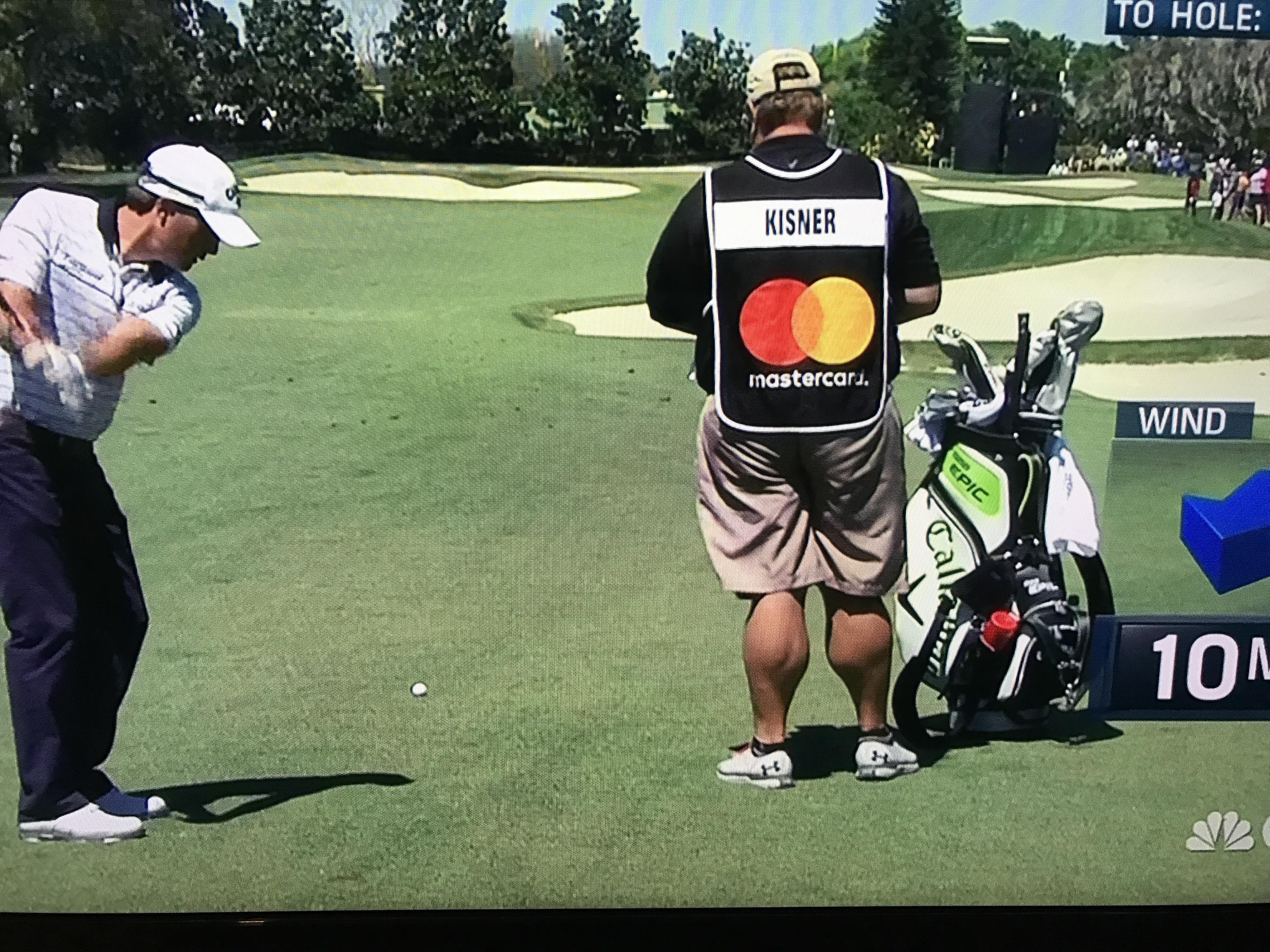 Kevin Kisners caddie never misses leg day