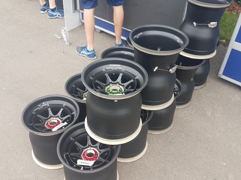 325mm and 405mm rims used in Formula 1