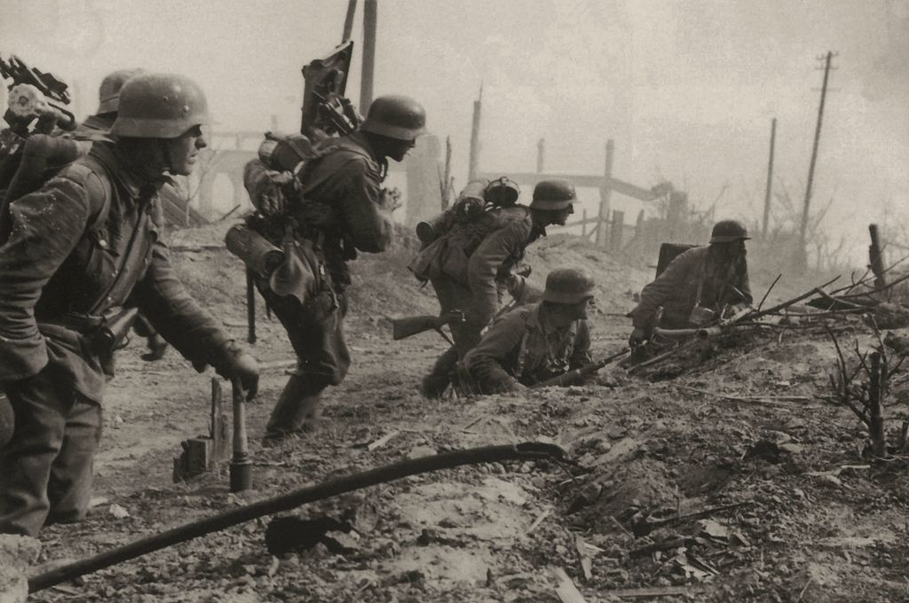 A German mortar crew in the ruins of Stalingrad. August, 1942