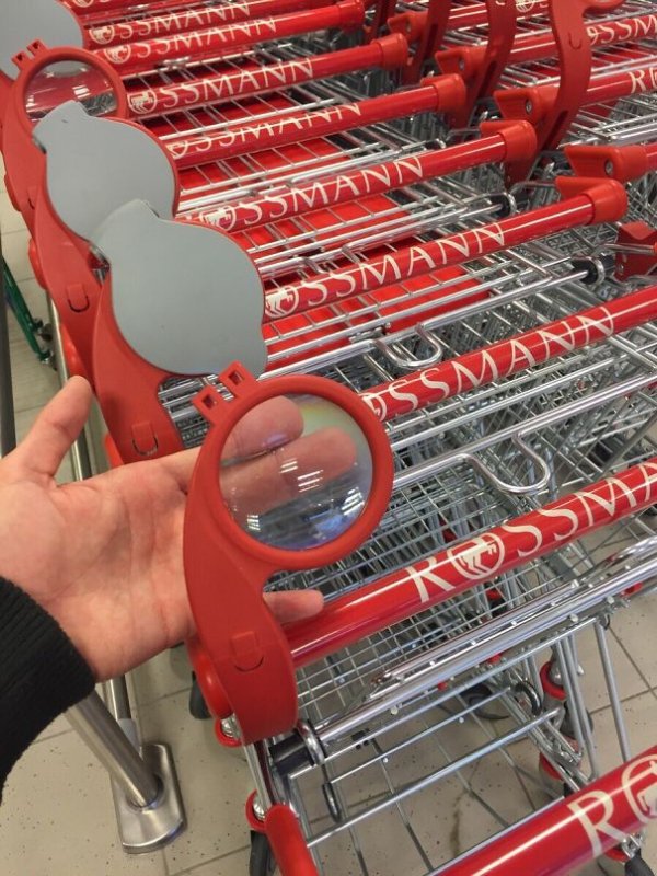 These shopping carts offer a magnifying glass for the elderly who need to take a closer look at their ingredients.