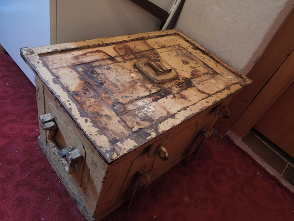 An Imgur user by the handle dieWollmaus, recently inherited a home from her great aunt in Germany. Inside that home was a heavy floor safe – old and rusted, it looked like it hadn’t been opened in decades, if not longer.
It looked pretty ominous.