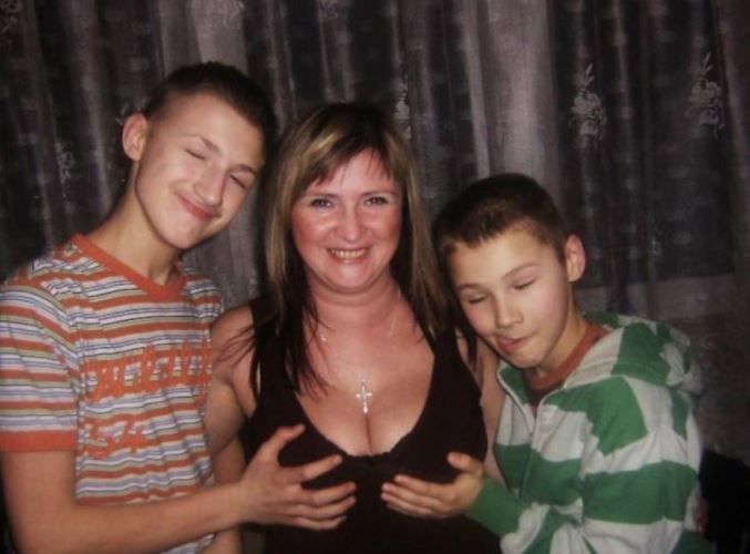 15 Weird As F*ck Families Who Are DISTURBINGLY Close