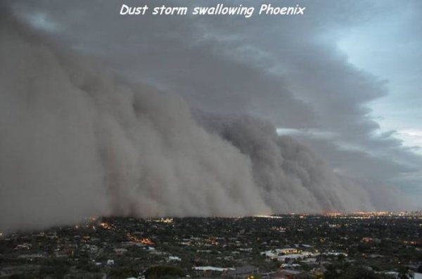 phoenix dust storm 2011 - Dust storm swallowing Phoenix