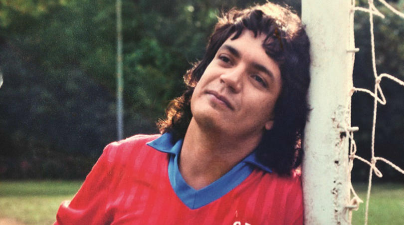 A Brazilian footballer staged his whole career for 24 years – he could barely kick a ball. One time he was forced to play as the team had no strikers. He was worried he would get exposed, so before the game he started a fight with a fan and as a result got sent off before the game even started.

He returned to Brazil and started a career as a farce footballer since he “wanted to be a footballer, but did not want to play football”, becoming friends of many footballers so that he could have a big network to be recommended whenever he needed a new club. With a physical shape similar to professional footballers, but lacking skills, his fraud consisted of signing a short contract and stating that he was lacking match fitness so that he would spend the first weeks only with physical training where he could shine. At the time he went to train with other players, he would feign a hamstring injury and, by the lack of technology at the time, it was difficult to discover that it was a fake injury. He had a dentist to claim that he had focal infection whenever any club wanted to go further in the case. By doing these steps, he went on to stay a few months at the clubs just training and without ever exposing that he was a fraud footballer.