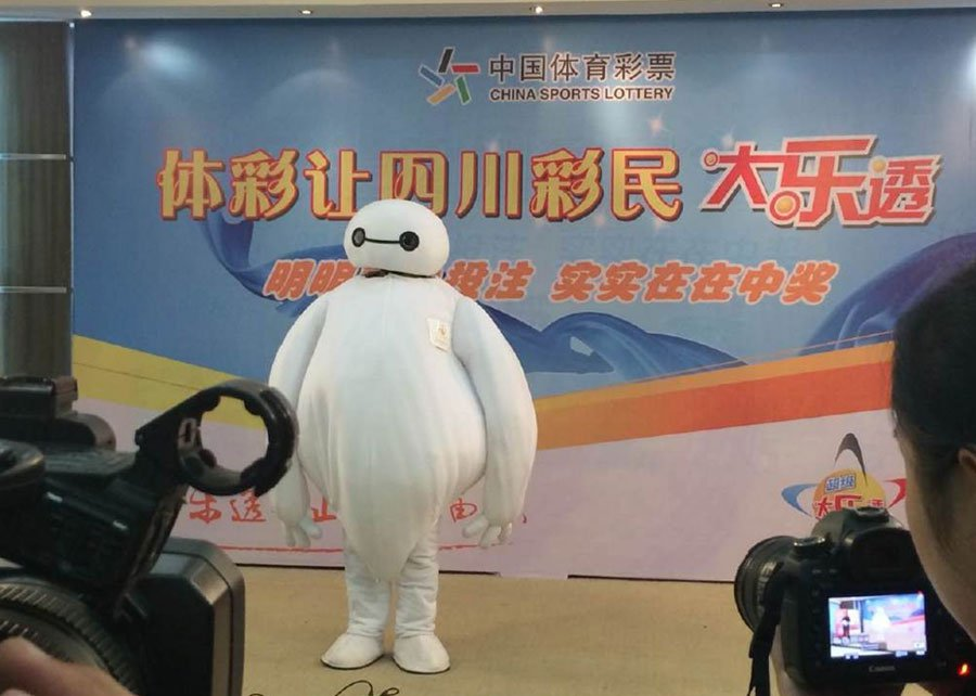 Chinese Lottery Winner Dressed as Baymax So Thieves and Poor Relatives Won’t Discover Who He Is