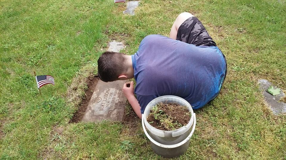 This man make annual visits to his local cemetery.
He goes there every year to clean up the graves of forgotten heroes.