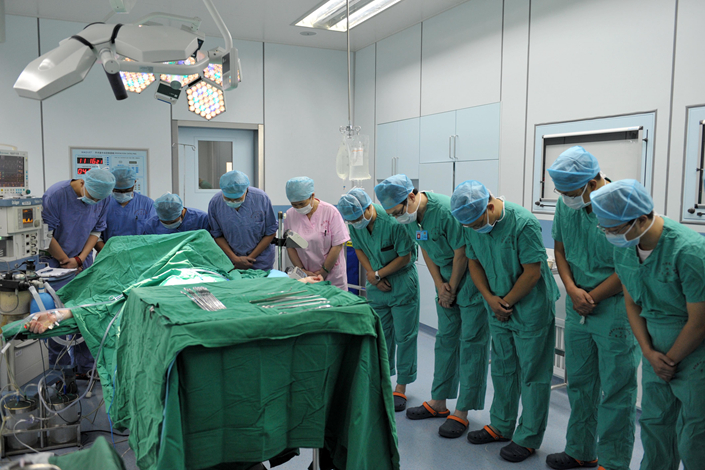 Hospital staff bow to an organ donor in China