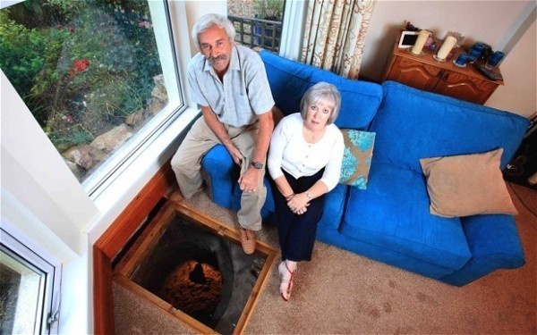 It took this couple 30 years to find out why a part of the floor in their living room dipped.
Turns out it was a 33 feet water well from the 16th century.