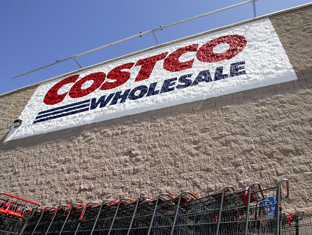 A full-time cashier at Costco makes about $49,000 annually. The average wage at Costco is nearly 20 dollars an hour and 89% of Costco employees are eligible for benefits.