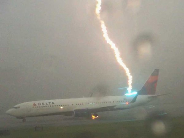 lightning strikes plane - De