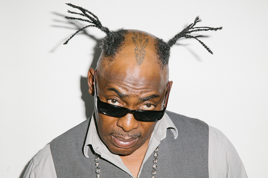 In 2009, Rapper Coolio attempted to stage dive. Nobody in the crowd caught him and he was beaten up while also having his shoes stolen.

Rapper Coolio was injured during a gig in Stoke-on-Trent, England, after a stage dive into the audience went wrong. The hip-hop star was performing at Staffordshire University’s Students’ Union on Wednesday when he decided to leap into the crowd. But the audience parted, sending him crashing to the floor. The students then reportedly mobbed the rapper, stealing his bandana, jewelry and shoes before the star was rescued by the venue’s security team.
Barman James Fielden, who witnessed the event, says, “Coolio nearly flattened one poor girl. Then all the students decided to launch on him. They grabbed whatever they could, including his trainers, watch, chains and glasses. He was pulled back on stage by the bouncers. They got his shoes back for him.”