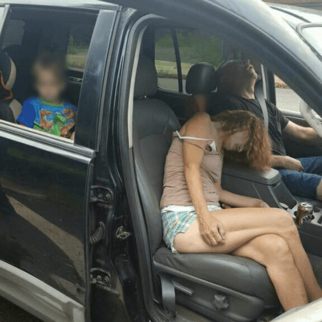 Disturbing photo of parents overdosing on heroine as kid is in the back seat of the car.