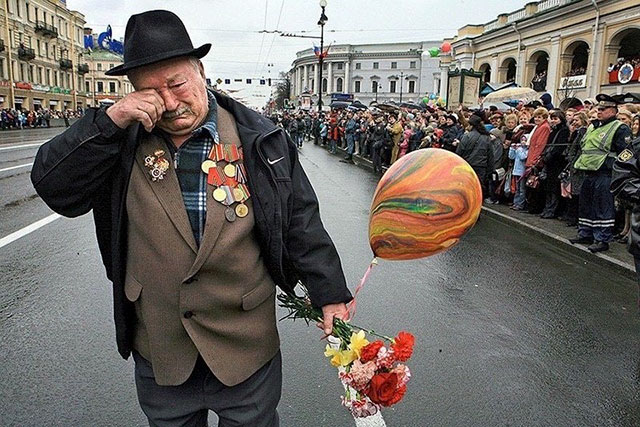 WW2 Vet walking alone on Victory Day. He is the last of his squad