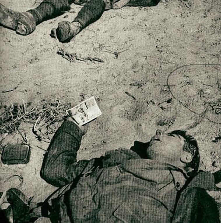 Italian soldier from world war 2 died looking at a photo of his kid.