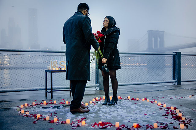 Awesome picture of someone proposing by the Brooklyn bridge in New York.