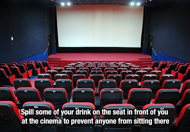 Unethical lifehack that says movie theater - Ja So I Spill some of your drink on the seat in front of you at the cinema to prevent anyone from sitting there
