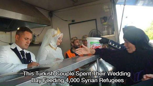 turkish bride and groom distribute food - This Turkish Couple Spent Their Wedding Day Feeding 4,000 Syrian Refugees