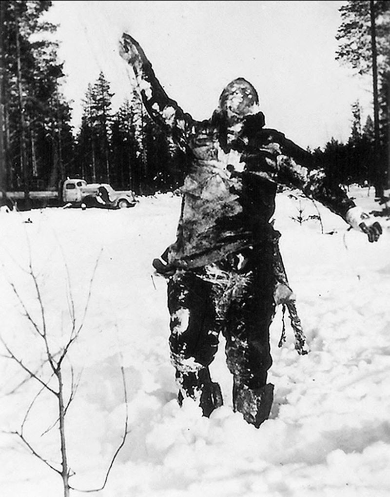 Dead, frozen Soviet soldier propped up by Finnish soldiers as a warning to other Soviet soldiers during the 1939-40 Winter War