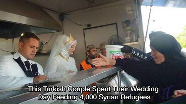 wedding turkish bride and groom - This Turkish Couple Spent Their Wedding Day Feeding 4,000 Syrian Refugees