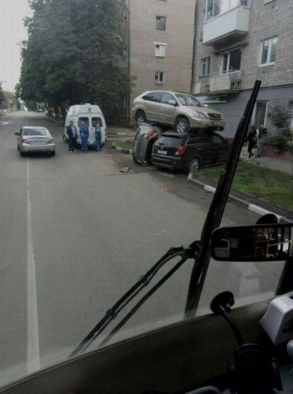 34 car wrecks that will leave you confused