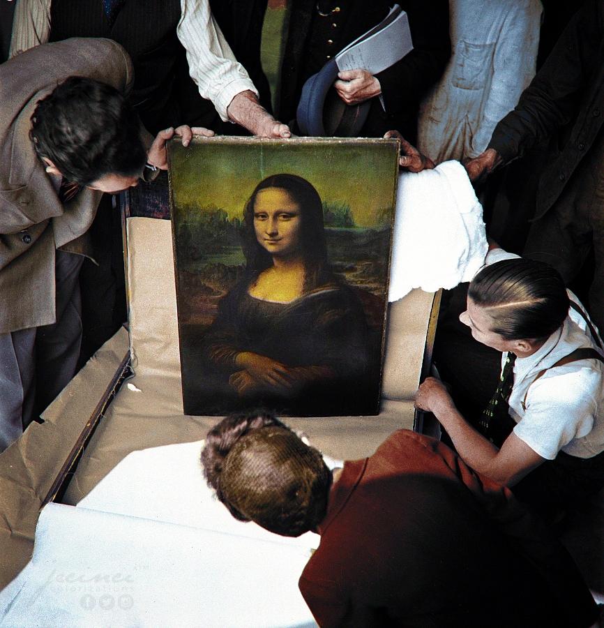 Unpacking Mona Lisa at the end of World War II in 1945