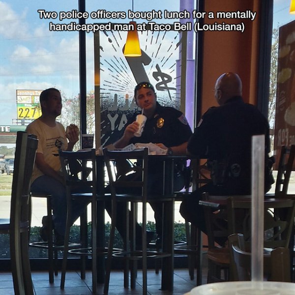 window - Two police officers bought lunch for a mentally handicapped man at Taco Bell Louisiana In The 3 227 Te