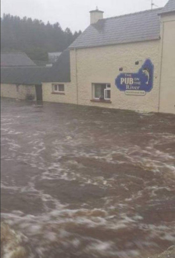 flood - Pub On River