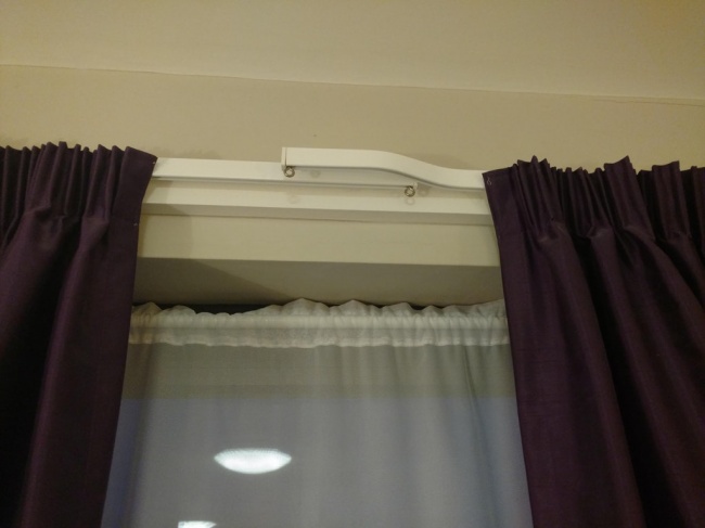 “The design of the curtains in my hotel room ensures that there is no annoying light gap in the middle.”