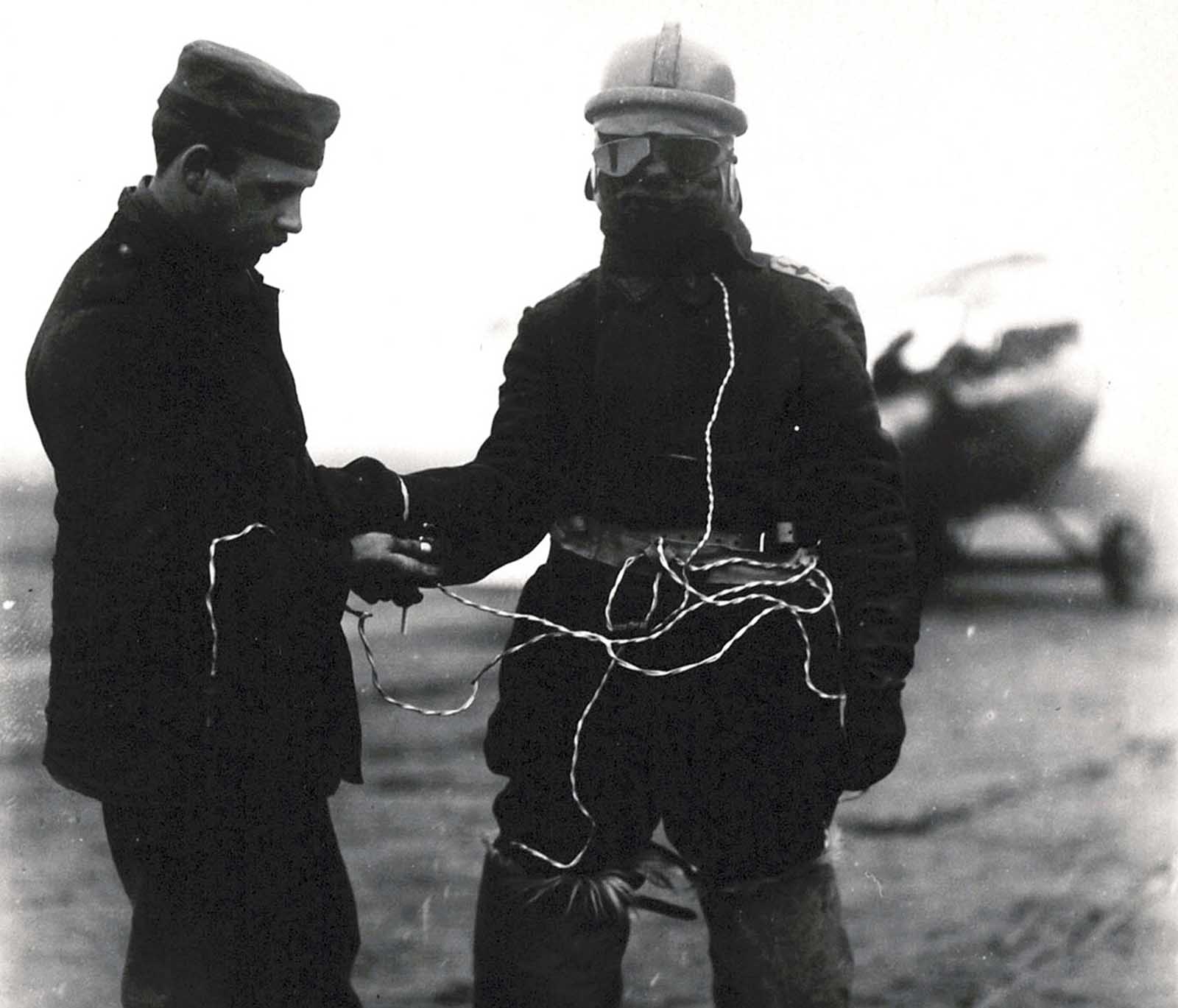A German aviator’s suit is equipped with electrically heated face mask, vest, and fur boots. Open cockpit flight meant pilots had to endure sub-freezing conditions.