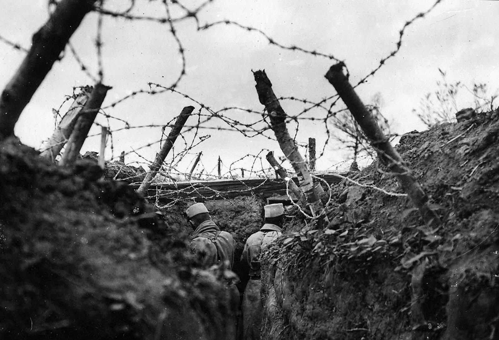 French lookouts posted in a barbed-wire-covered trench. The use of barbed wire in warfare was recent, having only been used for the first time in limited form during the Spanish-American War. All sides in World War I used extensive networks of barbed wire entanglements to prevent ground troops from moving forward. The effectiveness of the wire drove the development of technologies like the tank, and wire-cutting explosive shells set to detonate the instant they made contact with a wire