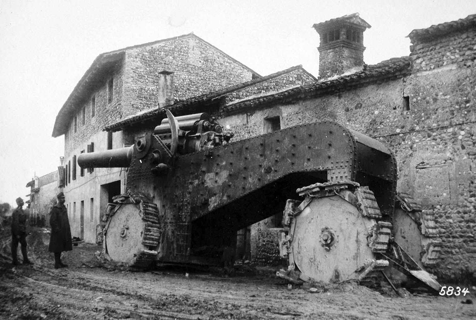 The original caption reads: “The Italian collapse in Venezia. The heedless flight of the Italians to the Tagliamento. Captured heavy and gigantic cannon in a village behind Udine. November 1917”. Pictured is an Obice da 305/17, a huge Italian howitzer, one of fewer than 50 produced during the war.