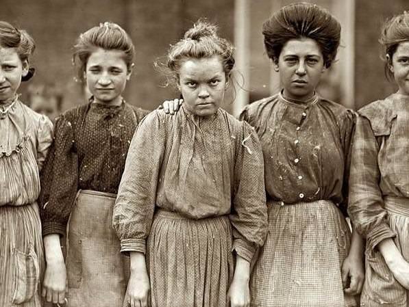 Hard working women from a cotton mill,1909.