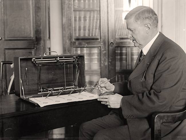 Check Signing Machine in Treasury Department, operated by J.L. Summers in the US in 1918.