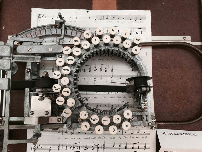 musical typewriter - ing of each for the thron Ata 1111 Iii No Tocar, Si Us Plau Wind wenn may si in the Saw w by ing beth No