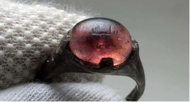 Vikings contacted the Islamic world. This silver ring that was discovered in the grave of a Viking woman puzzled many scientists. The purple-colored piece of glass which was initially thought to be an amethyst had an engraved message in Arabic language saying ’For Allah.’ After examining the ring carefully, it was found that it had traces of wear, as well as several owners, before it was buried. The ring is considered proof of contact between the Vikings and the Islamic world.