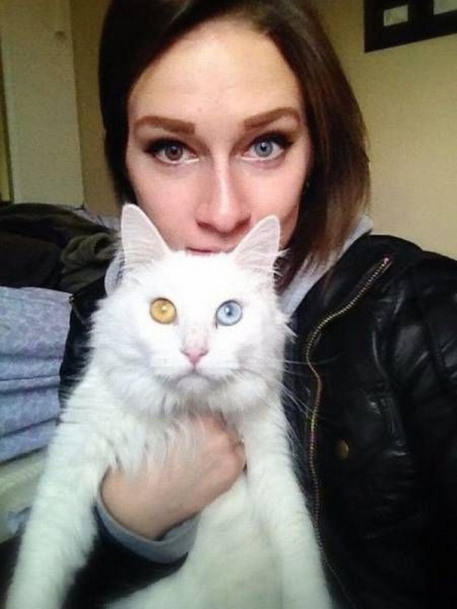 “She adopted this cat. They match in the most awesome way.”