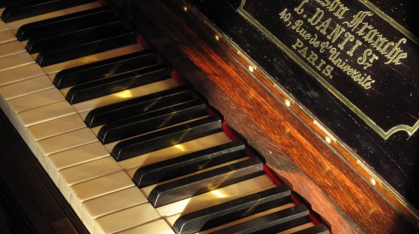 Martin Backhouse was hired by a community college to tune a piano that was gifted to the college. While fixing the piano, the man found 7 bags with coins from the 1800s under the piano keys.

Experts estimated the coins value at $640,000 and Martin got a small portion of it.