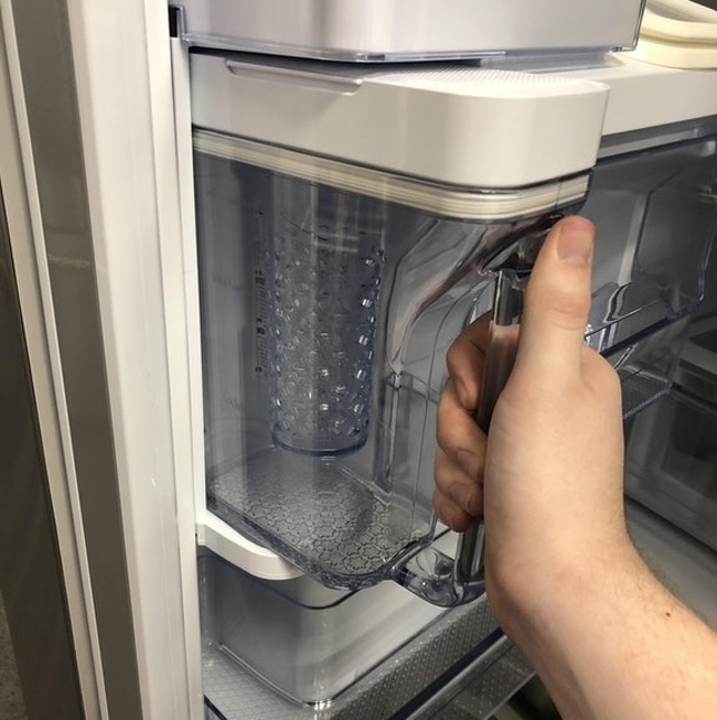 This fridge has a built-in water filter.