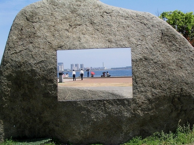 This is not a television, it’s a boulder with a precisely cut rectangle.