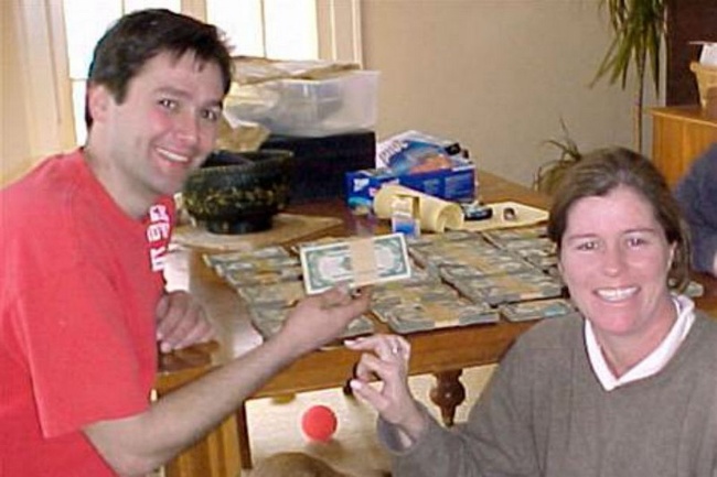 In 2009, a builder from Cleveland named Bob Kitts was redecorating the house of his school friend Amanda Reece. He was dismantling the old tiles in the bathroom when he found 2 metal medicine chests stuffed with envelopes of money inside. The envelopes were addressed to The P. Dunne News Agency and contained $182,000.

The school friends were happy about the find but couldn’t agree on how to share the money. Amanda offered Bob 10% but he asked for 40%. They couldn’t agree and were forced to go to court. P. Dunne also found out about the process and, as a result, the court shared the money equally between all members of the conflict.