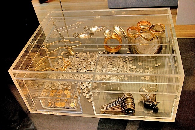 In 1992, a British farmer named Peter Whatling lost his hammer. In order to search his premises thoroughly he asked his friend Eric Lawes, who had a hand-made metal detector, to help.

In the first few minutes, Lawes found a big silver coin. He started digging in the spot where he found the coin and found a wooden box with a golden necklace, jewelry, and hundreds of coins.

Archeologists named this find “Hoxne Hoard.” It’s original worth is estimated at $15 million. All the artifacts were given to the British Museum. Eric got a prize of $2.3 million, which he shared with his friend. However, Peter Whatling never found his hammer.