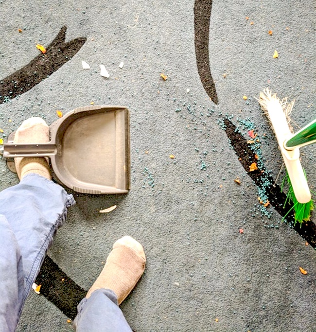 This dust tray has a special place for your foot, so you don’t have bend down to collect the trash.