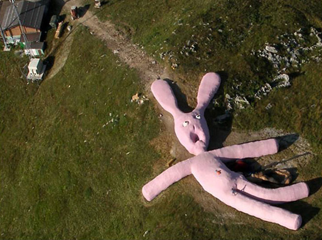 Giant pink bunny — Prata Nevoso, Italy