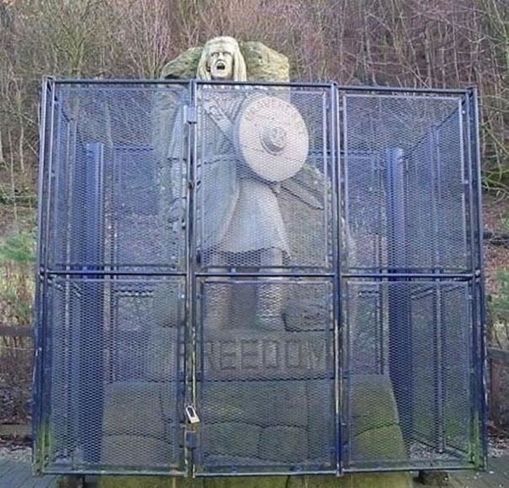 statue of mel gibson as william wallace - Eve